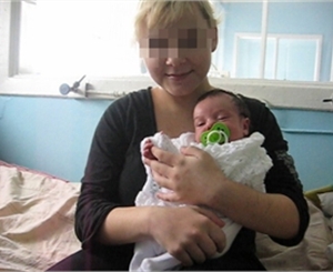 Фото kp.ua. Настя категорически не хотела отдавать своего ребенка. 