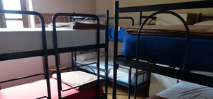 Карантин не помеха: в центре Киева вопреки запретам продолжает работать хостел