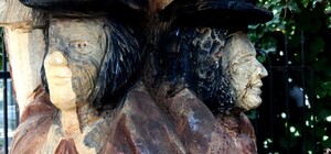 Оригинально: в одесском дворике дерево превратилось в Пушкина и его друга 