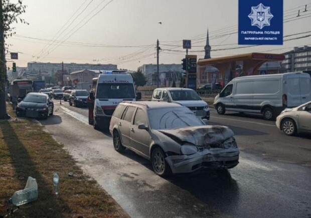 В Харькове после тройной аварии загорелся автомобиль. Фото: патрульная полиция