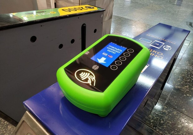 В харьковском метро уже можно расплачиваться банковской карточкой. Фото: Харьков NOW