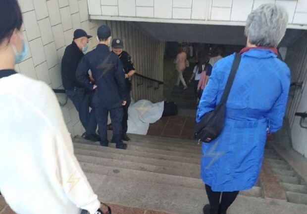 На ступеньках метро: в Харькове обнаружили труп мужчины. Фото: Труха
