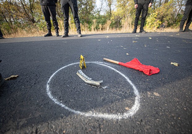 Обломки самолета на дороге: на подъезде к Чугуеву — большая пробка. Фото: dsns.gov.ua