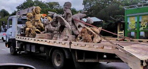 Заметили на дороге: из Одесского Оперного театра вывезли оригинальные скульптуры 