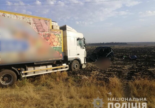 Водитель погиб: под Харьовом «лоб в лоб» столкнулись  грузовик и внедорожник - фото
