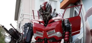В Одессе появился робот-трансформер: он умеет двигаться и запускать фейерверки
