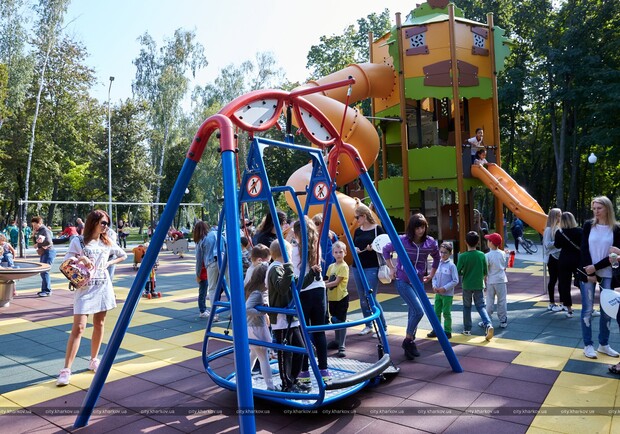 В Харькове появилась первая инклюзивная детская площадка. Фото: city.kharkov.ua