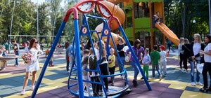 Качели для коляски и лабиринты: в Харькове появилась инклюзивная детская площадка