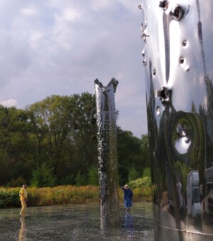 Поминальные песни, Деревья жизни и следы от пуль: чем впечатляет и пугает 