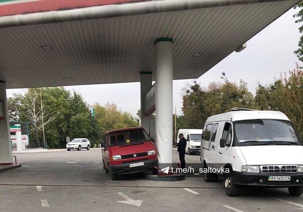 В Харькове микроавтобус врезался в опору заправки. Фото: ХС