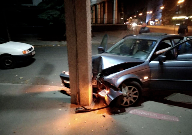 В центре Харькова BMW влетел в столб. Фото: ХС