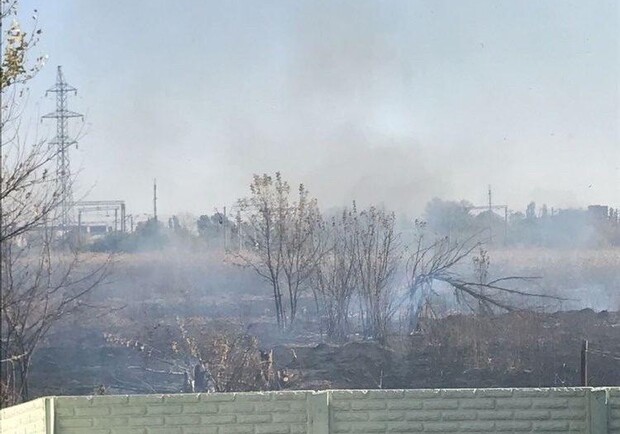 На окраине Харькова горят здания и сухостой. Фото: Типичное ХТЗ