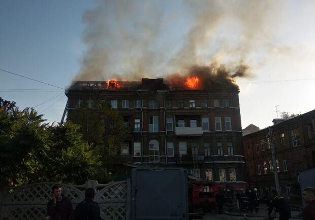 В Харькове горел четырехэтажный дом. Фото: kh.dsns.gov.ua