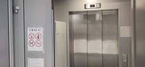 В Киеве появился лифт, в который не пускают мужчин с колясками