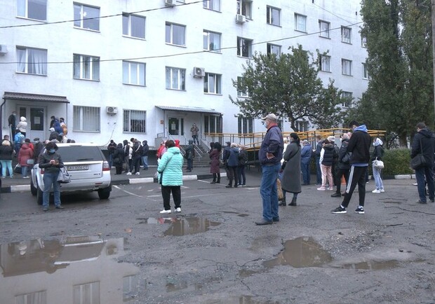 В Харькове — очереди из больных COVID-19 под поликлиникой. Фото: suspilne.media