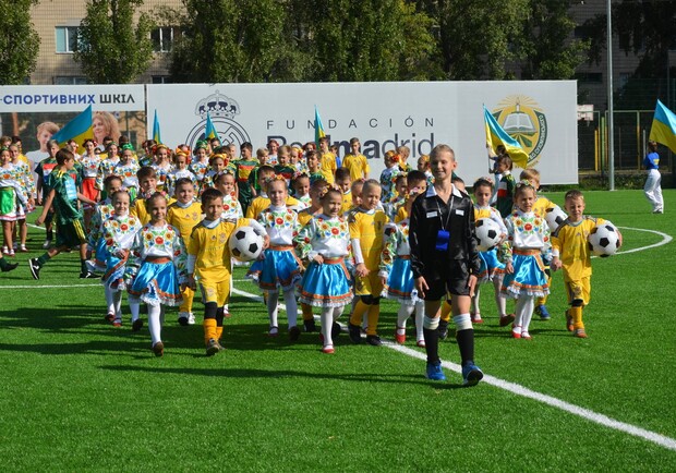 В колледже имени Сухомлинского открыли новый стадион. Фото: Днепровская РГА.
