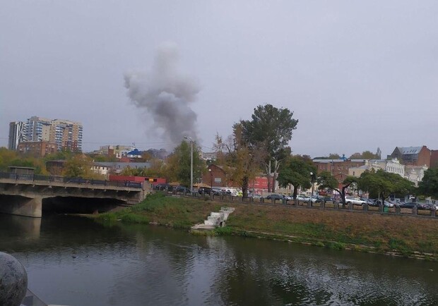 В центре Харькова горит здание с пиротехникой. Фото: Труха