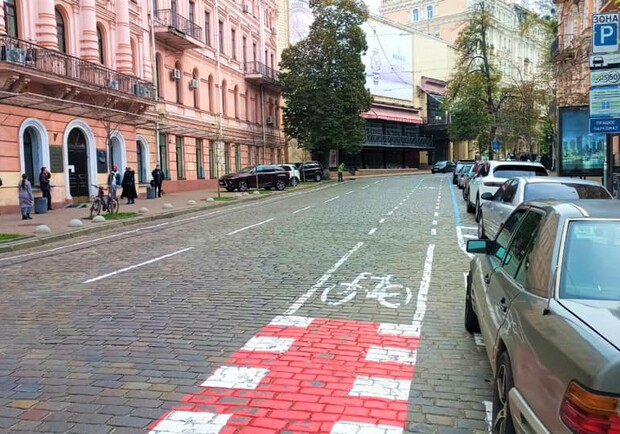 В центре Киева обустроили велодорожку на брущадке. Фото: Facebook Александра Густелева