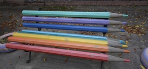 Не для рисования: в Днепре поставили лавочки из карандашей (фото)