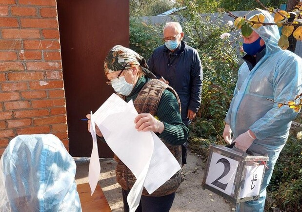 Сколько харьковчан, больных СOVID-19, голосуют дома. Фото: suspilne.media