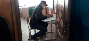 Снова в школу: в Балабино люди голосовали за партами в классе зарубежки