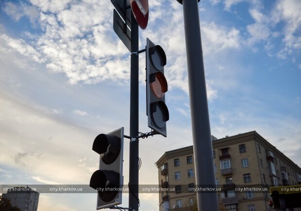 В Харькове установили светофор на Московском проспекте. Фото: city.kharkov.ua
