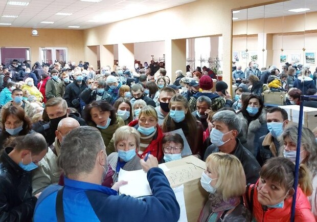 В Харькове — огромные очереди в городской избирательной комиссии. Фото: suspilne.media