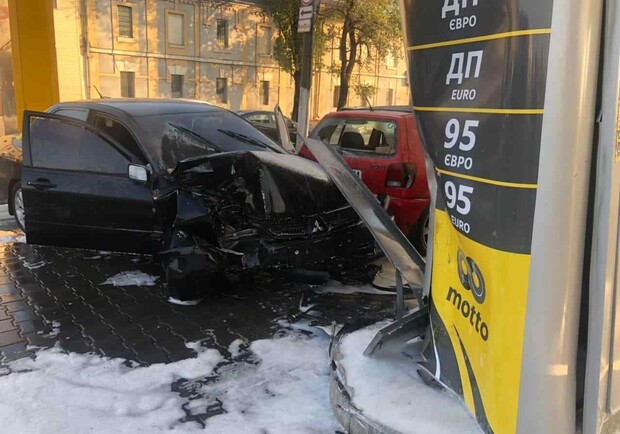 На Пересыпи автомобиль влетел на автозаправку: видео момента аварии