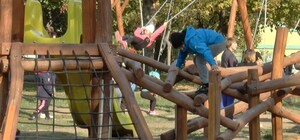 Полюбуйся: в Полтаве из деревянных колод построили детскую площадку