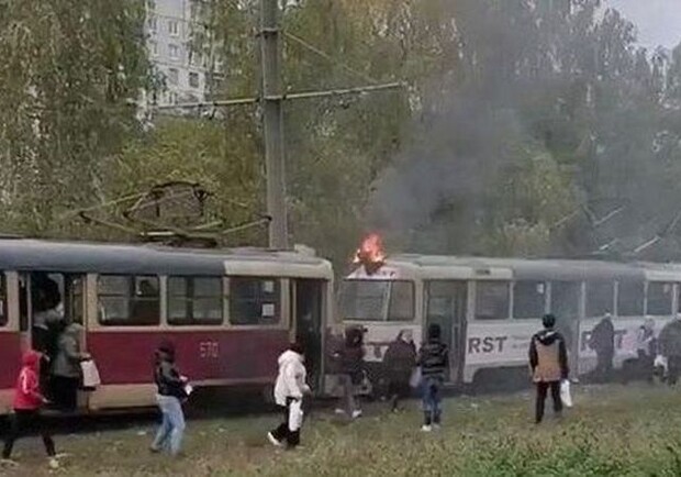 Клубы дыма и искры: на Салтовке загорелся трамвай с пассажирами - фото