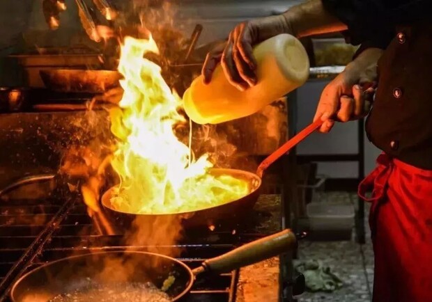 В Одессе загорелся ТРЦ "Ривьера": пожар начался на кухне ресторана