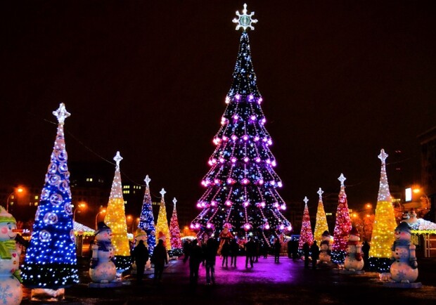 Уж невтерпеж: на площажи Свободы устанавливают новогоднюю елку - фото