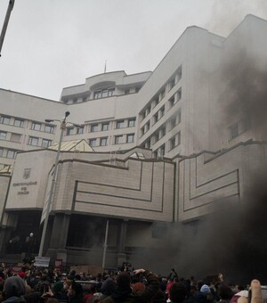 Презервативы, дым и безвиз: что сейчас происходит под зданием КСУ и почему 