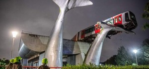 Фото дня: у Роттердамі поїзд метро пробив огорожу станції і завис на скульптурі кита