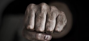 Жесть: на Парусе мужчина напал на женщину с детьми (фото)