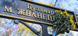 Прощание со Жванецким: одесситы несут цветы к местам памяти писателя