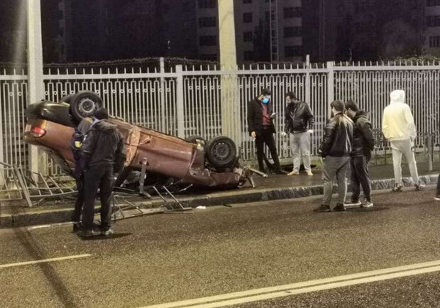В Харькове пьяный водитель на Daewoo снес забор и вылетел на тротуар. Фото: ХС