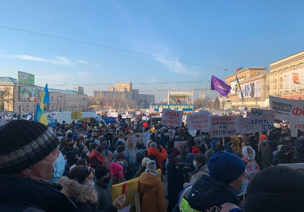 В центре Харькова — митинг против карантина выходного дня. Фото: ХХ