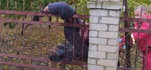 Нашли без сознания: под Одессой мужчина застрял в заборе