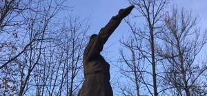 Фотофакт: під час ремонту дороги у Винниках знайшли унікальну скульптуру