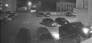 У Пустомитах Mercedes G 500 намагався заїхати по сходах у під’їзд будинку: відео