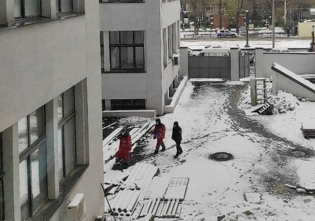 Сотрудница пенсионного фонда выпала из окна Госпрома. Фото: Суспільне