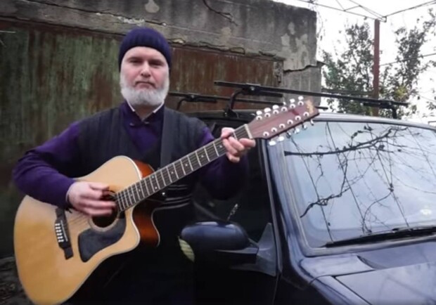 Одесский священник спел песню про плохие дороги. Фото: кадр из клипа