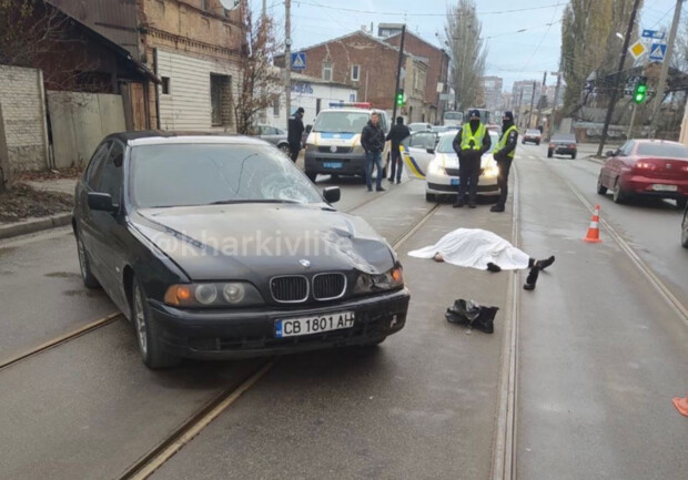 В центре Харькова автомобиль на еврономерах сбил человека. Фото: Status Quo