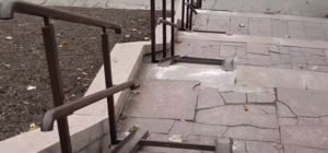 Для галочки: возле Монумента Славы сделали пандусы, по которым не съехать (видео)