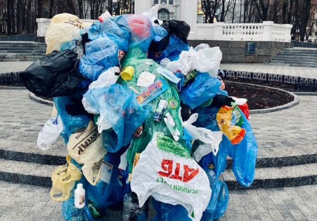 Видеофакт: по Сумской прошлись люди, замотанные в мусорные пакеты - фото