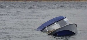 Ждали помощи в холодной воде: в Запорожье перевернулась лодка с людьми