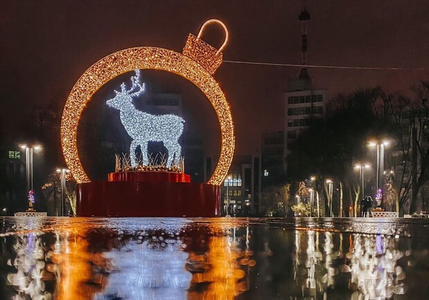 В центре Харькова появился светящийся олень. Фото: @sergeevna_ph