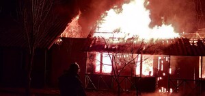 Жаркая ночь: под Одессой сгорели база отдыха и СТО