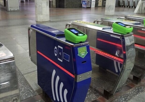 Оплатить проезд бесконтактно можно еще на трех станциях метро. Фото: Vgorode.ua